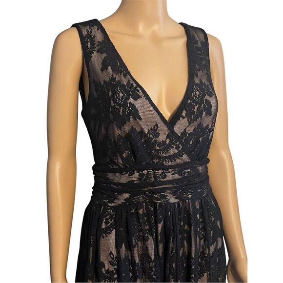 Newport News Women's Black Lace V-Neck Midi Formal Dress Size 8 - Picture 3 of 6